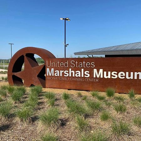 Old Fort Loft King & Queen Suites Nearest Accomodation To Marshals Museum Power Your Ev For Free! Fort Smith Eksteriør bilde