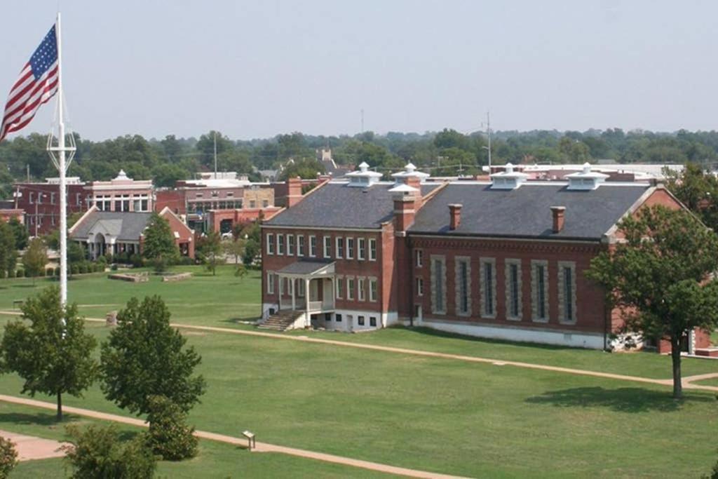 Old Fort Loft King & Queen Suites Nearest Accomodation To Marshals Museum Power Your Ev For Free! Fort Smith Eksteriør bilde